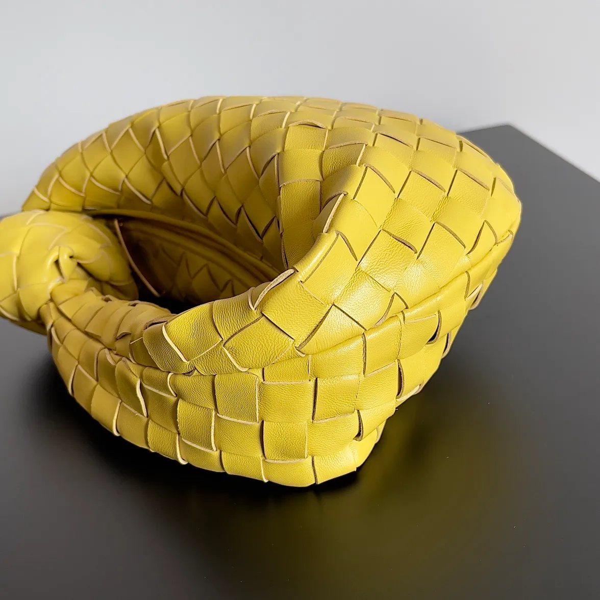 Batch 1120 Bottega veneta͙.——The latest braided and knotted hobo🔥 The top-grade lambskin leather is very soft, the bag shape is unique, practical and durable. It retains the traditional weaving elements while being a bit more flamboyant ~ Made of hand-woven sheepskin, zipper opening and closing, curved seamless structure, effortless to match. Highly recommended⚠️⚠️⚠️ The highest-end in the market🌈 Welcome to compare [Factory equipped with full package] size: 23x15x5cm.   Model: 651876